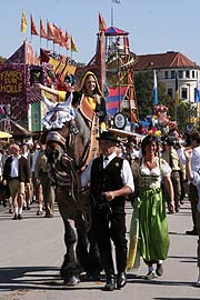 Stefanie Krätz als "Münchner Kindl" führt den Trachten- und Schützenzug auf "Schorschi" an. (Foto: Martin Schmitz)
